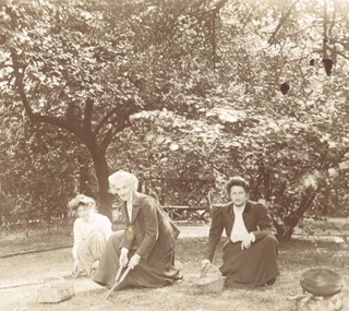 Anne Richardson (centre) in The Orchard rose garden, 1907.